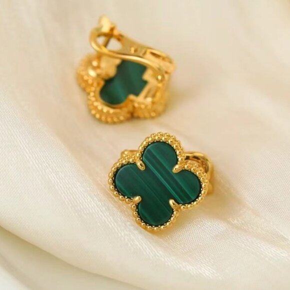 Van Cleef & Arpels Gold and mother of pearl Clover Earrings - Picture 5 of 5